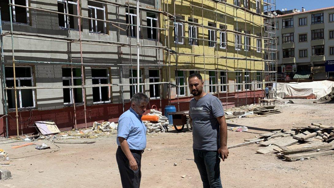 İlçe Milli Eğitim Müdürümüz Sayın Faruk ERDAŞ güçlendirme çalışması devam eden Mehmet İçkale İlkokulu inşaatında denetimlerde bulundu.